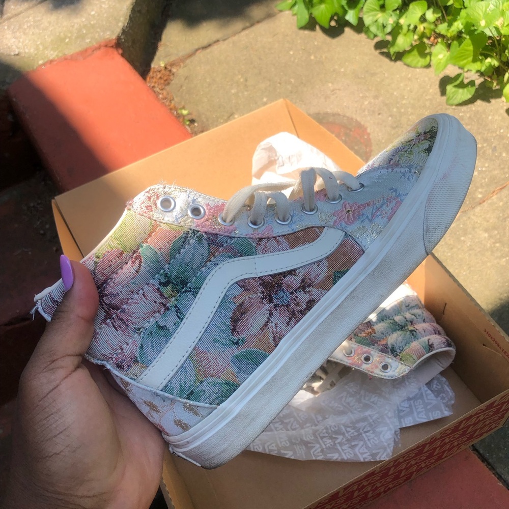 Size 9.5 women’s and 8 men’s. Stylish floral high top sneaker. Worn a few times.